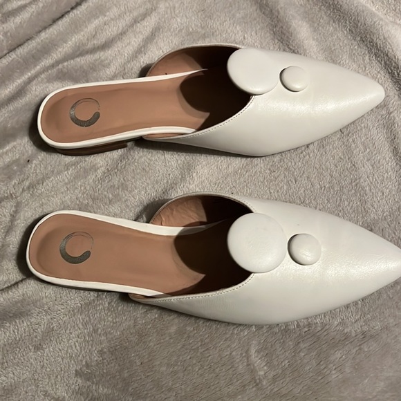 JOURNEE COLLECTION Mallorie White Pointed Toe Button Mules - Picture 2 of 6